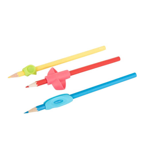 Auf dem Bild sind drei Buntstifte in Gelb, Rot und Blau zu sehen. Jeder Stift hat eine farblich passende ergonomische Griffhilfe aus Gummi.