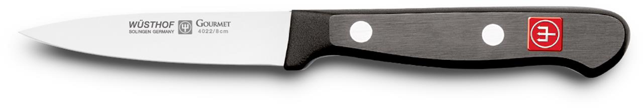 Das Bild zeigt ein Gemüsemesser mit einer 8 cm langen Klinge aus der Gourmet-Serie von Wüsthof. Der Griff ist schwarz mit zwei silbernen Nieten und einem roten Logo.