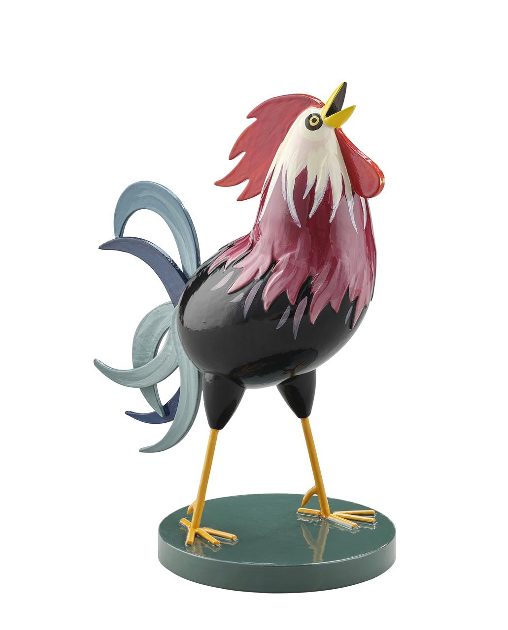 Die Abbildung zeigt eine bunte Hahnfigur mit weinrotem Kamm und schwarzem Körper. Die Skulptur steht auf einem grünen Sockel und wirkt fröhlich und dekorativ.