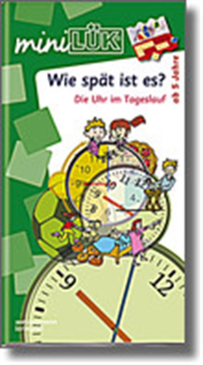 Auf dem Bild ist das Produkt "miniLÜK® Wie spät ist es? 5 Jahre" zu sehen. Das Cover zeigt große Uhren und spielende Kinder.