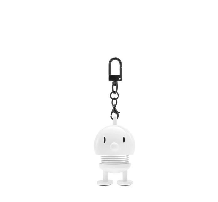 Hier ist der Hoptimist Bag Charm in Weiß abgebildet. Der Taschenanhänger bringt Freude und Stil.