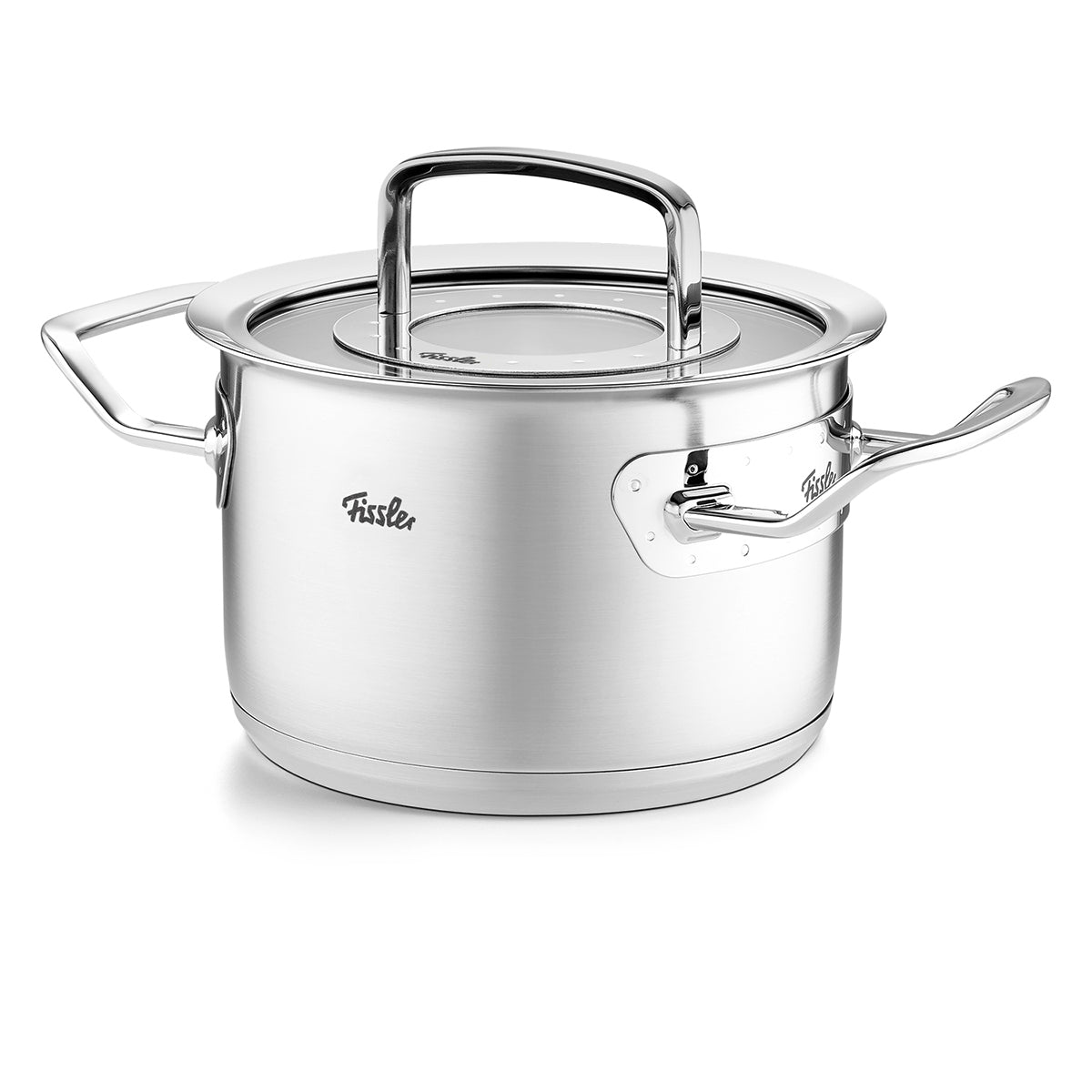 Ein Fissler Kochtopf ist im Fokus des Bildes. Der Hintergrund ist neutral gehalten.