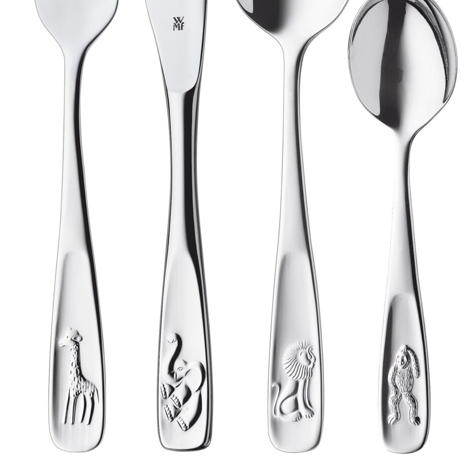 Das Bild zeigt ein Kinderbesteck-Set aus Edelstahl mit vier Besteckteilen. Auf jedem Griff ist ein anderes Tier eingraviert: eine Giraffe, ein Elefant, ein Löwe und ein Affe.