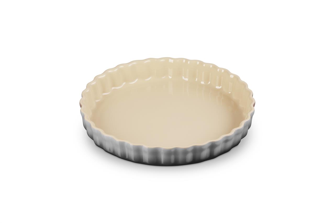 Die Abbildung zeigt eine Tarteform mit einem Durchmesser von 28 cm in der Farbe Flint. Die Form hat einen gewellten Rand und ist innen cremefarben glasiert.