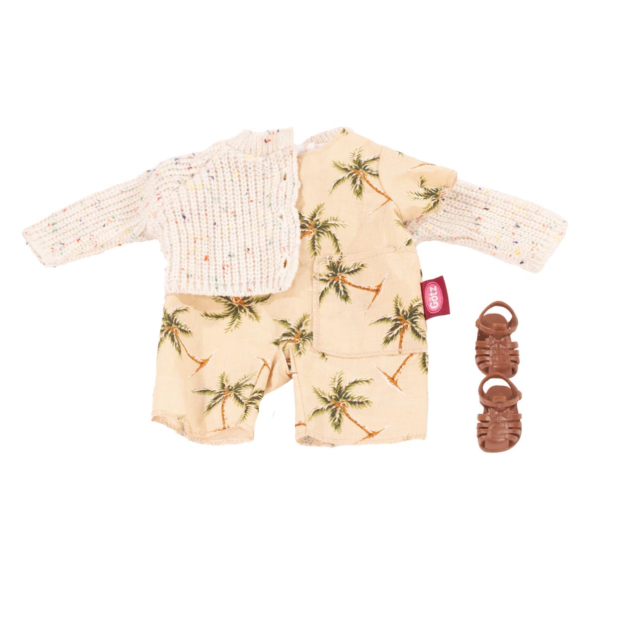 Das Bild zeigt das Produkt "Babykombi Palm Springs, 30cm", bestehend aus einem cremefarbenen Strickpullover, einem sommerlichen Overall mit Palmenmuster und braunen Sandalen. Das Outfit ist für eine 30 cm große Babypuppe geeignet.