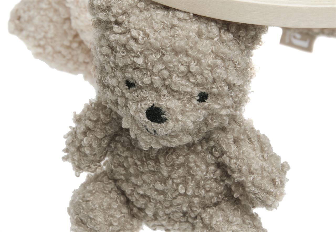 Dies ist ein weicher, kuscheliger Teddybär in Naturfarben. Er ist Teil eines Baby-Mobiles und sieht sehr niedlich aus.