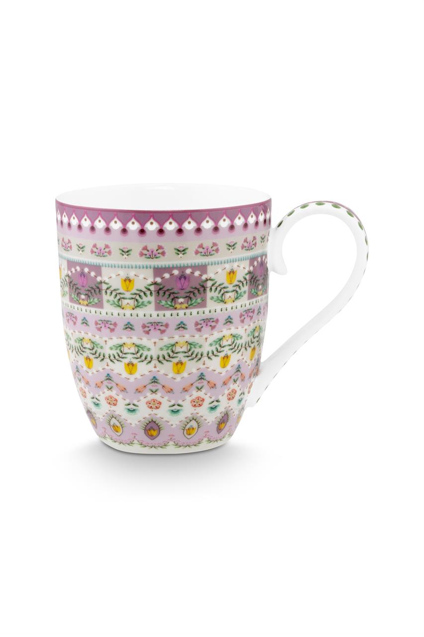Die Tasse „Henkelbecher XL Lily & Lotus“ ist violett und hat ein Fassungsvermögen von 450 ml. Sie ist mit bunten, floralen Mustern verziert.
