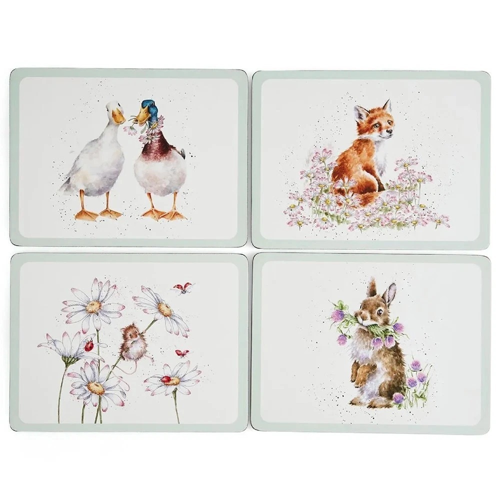 Auf dem Bild sind vier Tischsets mit Tiermotiven aus der Wrendale Serie „Wild Flower“ zu sehen. Die Tischsets zeigen bunte Wildblumen und niedliche Tiere.