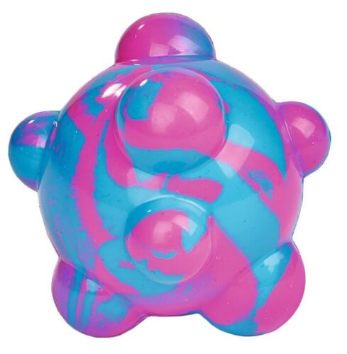 Das Bild zeigt einen runden, bunten Ball mit mehreren kleinen Noppen. Der Ball ist in den Farben Blau und Pink gemustert.