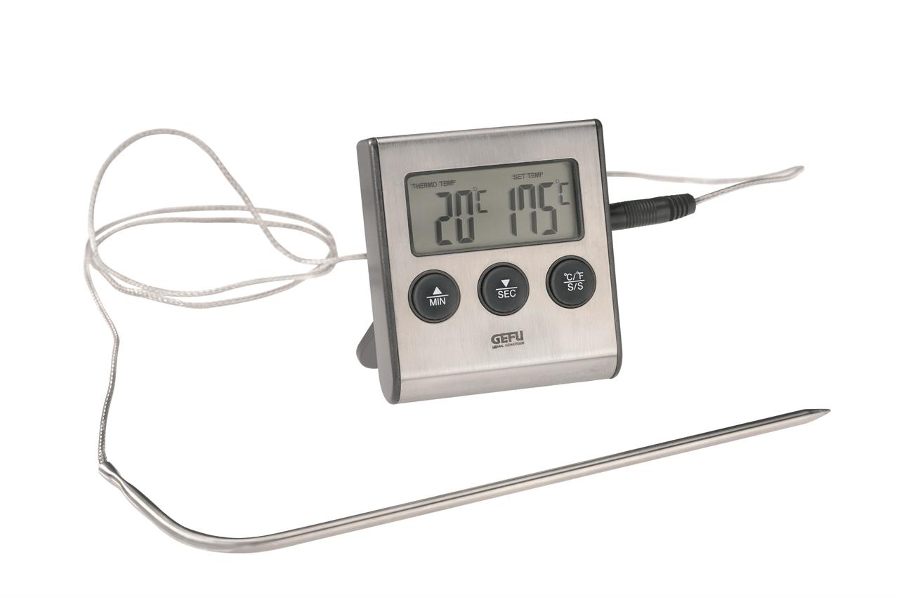 Das Bild zeigt ein digitales Bratenthermometer mit Display und Edelstahlfühler. Das Gerät misst die Temperatur und zeigt sie auf dem Bildschirm an.