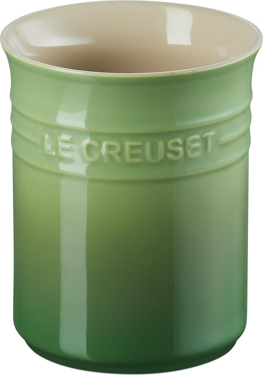 Auf dem Bild ist ein grüner Topf für Kochkellen der Marke Le Creuset zu sehen. Der Topf hat eine glänzende Oberfläche und ist innen beige.