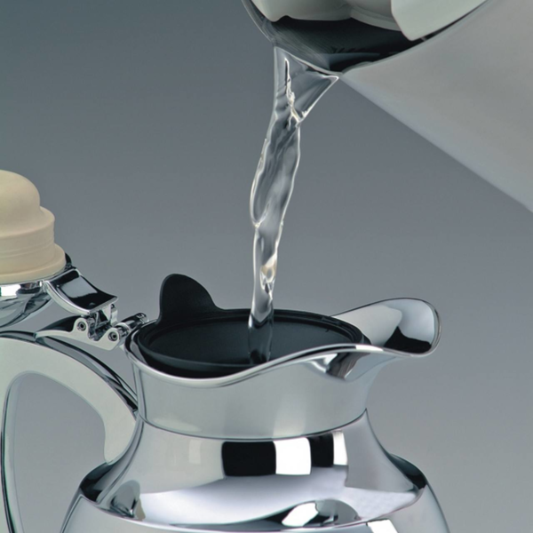 Ein kompakter Teefilter ist im Bild sichtbar. Das Produkt ist praktisch für den täglichen Gebrauch.