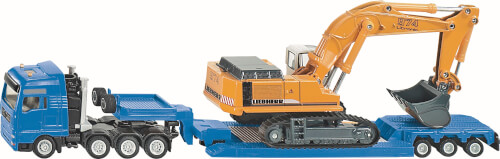 Auf dem Bild ist ein blauer Lastwagen mit Anhänger zu sehen. Auf dem Anhänger steht ein orangefarbenes Baggerfahrzeug.