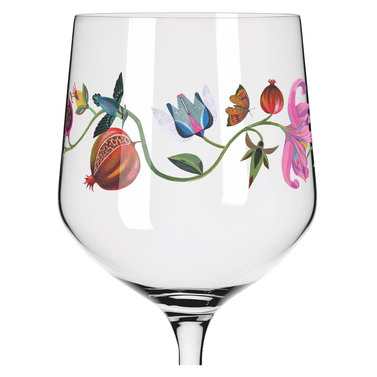 Das Glas zeigt ein farbenfrohes botanisches Motiv mit Blumen, Früchten und einem Schmetterling. Das Design verläuft als dekorative Borte rund um den Kelch des Glases.