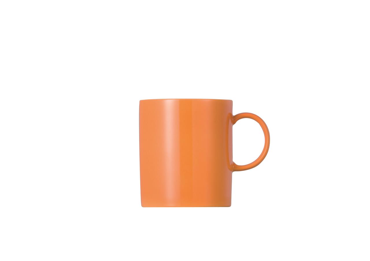 Die Abbildung zeigt einen orangefarbenen Becher mit Henkel. Der Becher hat ein Fassungsvermögen von 0,3 Litern und gehört zur Serie "Sunny Day".