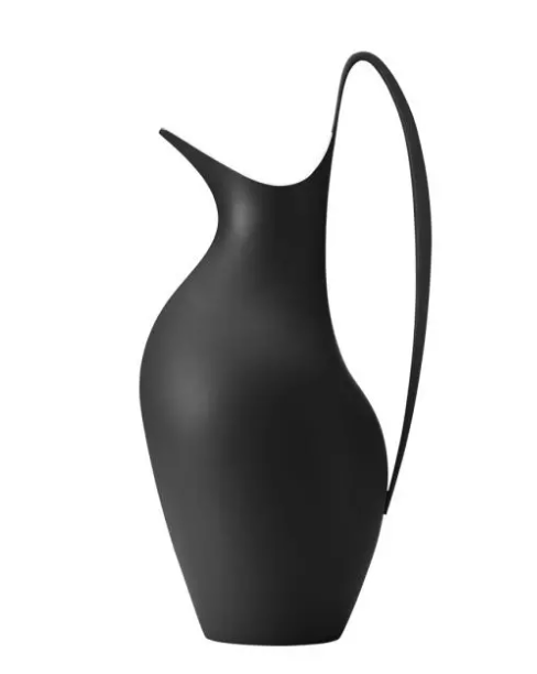Der Henning Koppel Krug aus Edelstahl in Schwarz ist abgebildet. Das Design ist stilvoll und zeitlos.