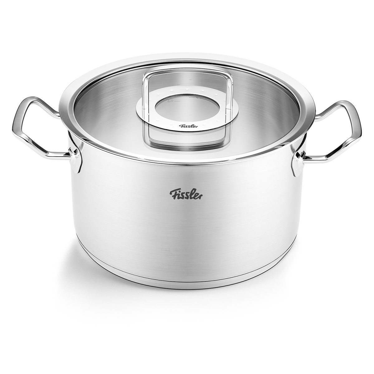 Auf dem Bild ist ein großer Edelstahltopf der Marke Fissler mit Deckel zu sehen. Der Topf hat zwei seitliche Griffe und einen modernen, eckigen Griff am Deckel.