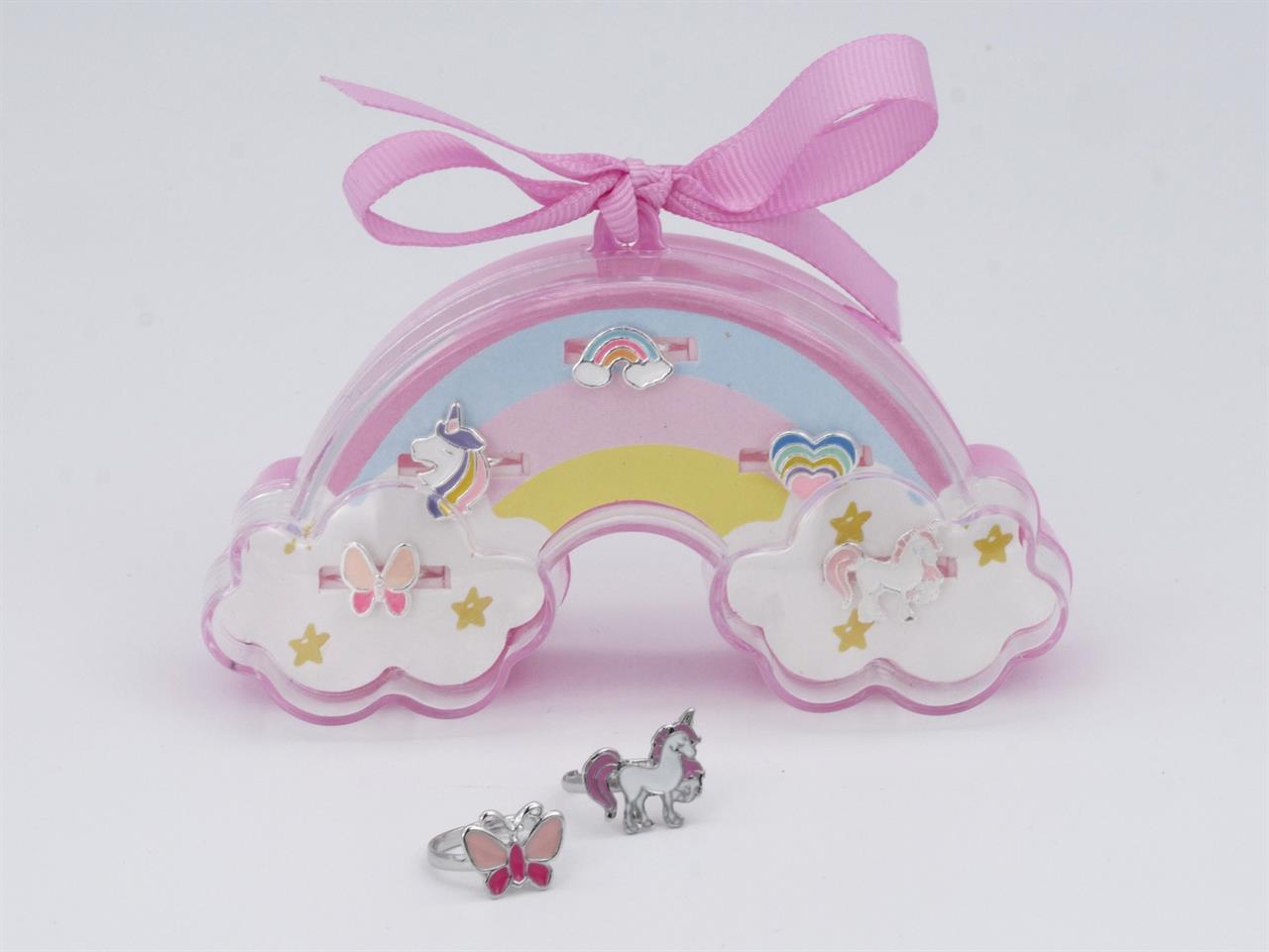 Die Geschenkbox ist in Form eines Regenbogens mit rosa Schleife gestaltet. Sie enthält fünf bunte Ringe mit Motiven wie Einhorn, Schmetterling, Herz und Regenbogen.