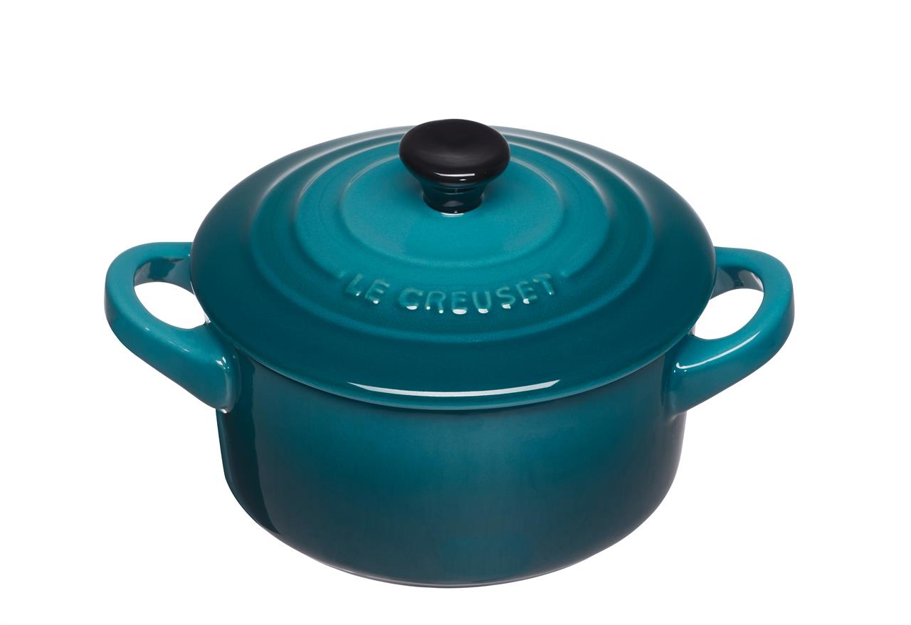 Das Bild zeigt eine Mini Cocotte in der Farbe Deep Teal. Der Topf hat zwei Griffe und einen Deckel mit schwarzem Knauf.