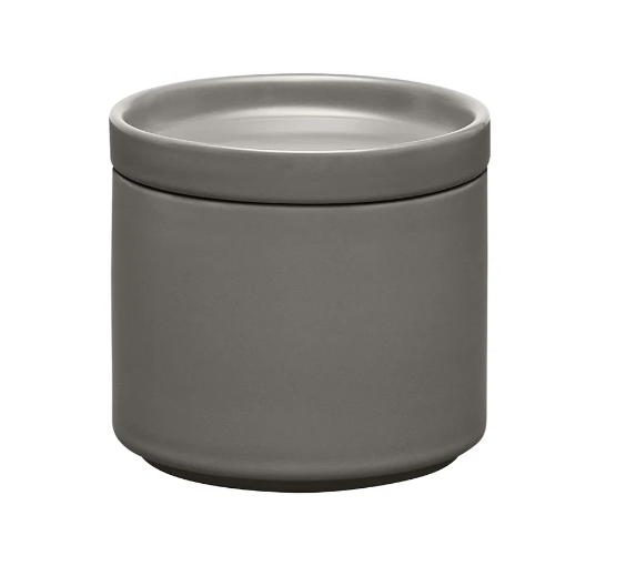 Vorratsdose S Pilar in der Farbe Pewter. Die Dose ist ideal zur Aufbewahrung von Lebensmitteln oder anderen kleinen Gegenständen.