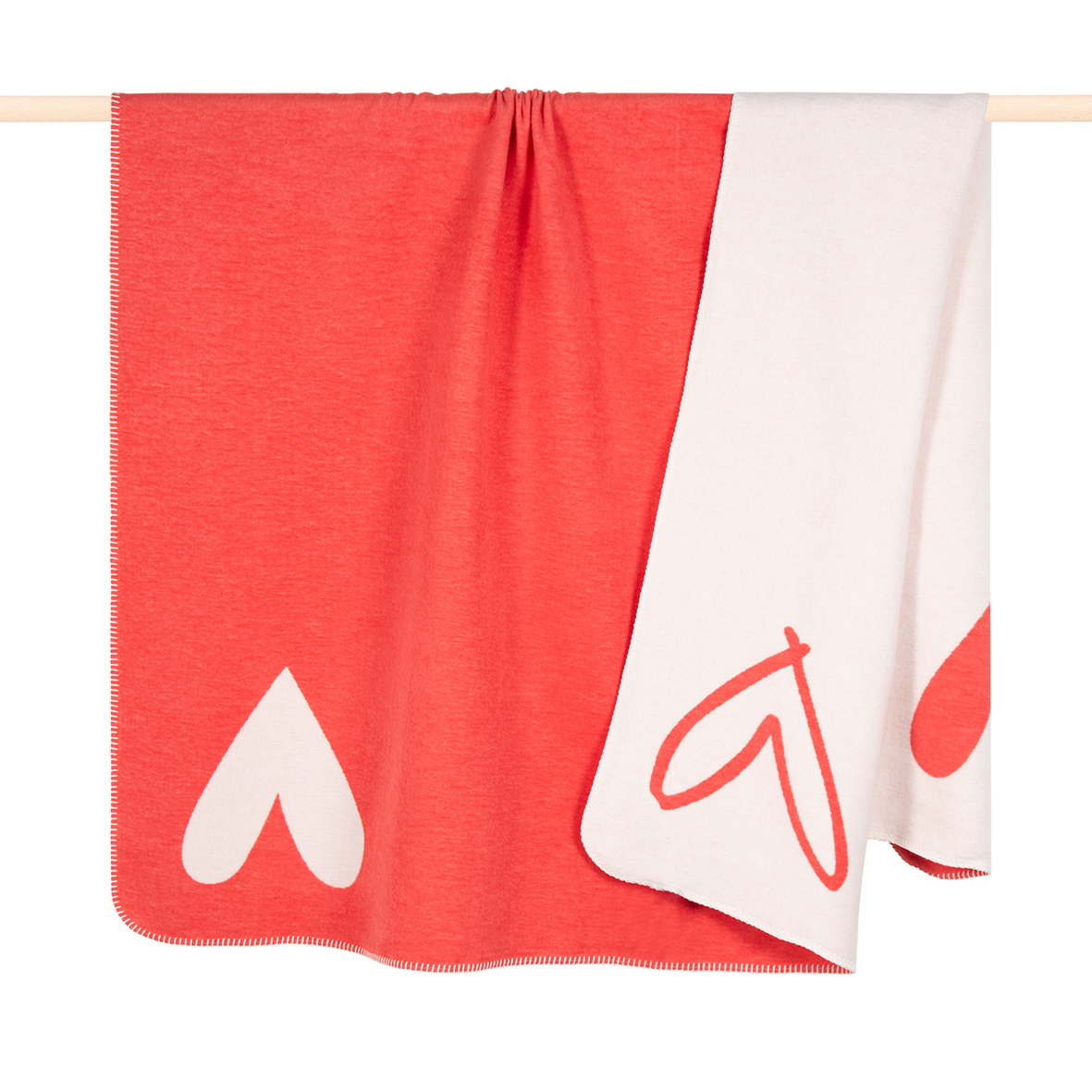 Die Decke "Heart" in Rot misst 150x200cm. Sie zeigt ein herzförmiges Design und ist weich und gemütlich.