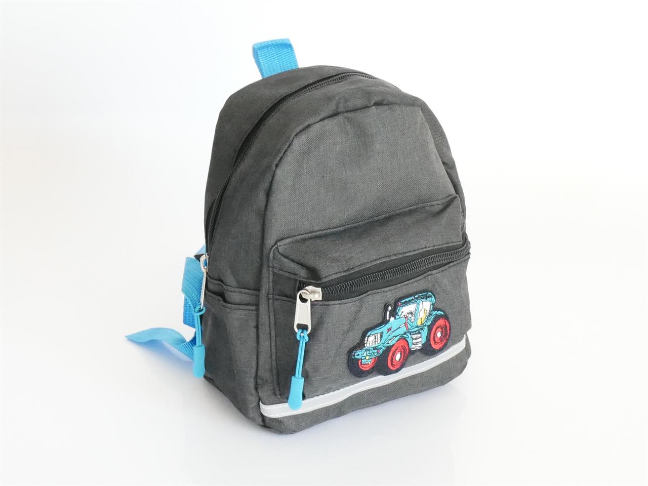 Der Rucksack ist dunkelgrau und hat blaue Träger. Auf der Vorderseite befindet sich ein Motiv von einem blauen Traktor mit roten Rädern.