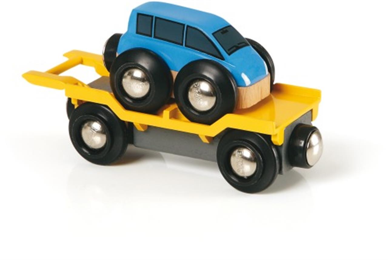 Auf dem Bild ist ein BRIO® Autotransporter mit Rampe zu sehen. Auf dem gelben Transportwagen steht ein blaues Auto.