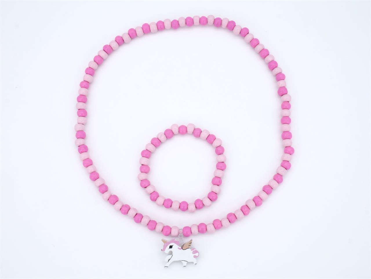 Das Bild zeigt ein Set aus einer Halskette und einem Armband aus rosa Holzperlen. An der Halskette hängt ein kleiner Einhorn-Anhänger.