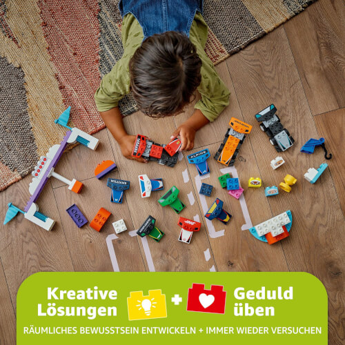 Ein Kind spielt auf dem Boden mit bunten Bausteinen und Fahrzeugen. Unten im Bild steht: "Kreative Lösungen + Geduld üben – Räumliches Bewusstsein entwickeln + immer wieder versuchen."