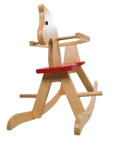 Das Bild zeigt ein hölzernes Schaukelpferd mit einer roten Sitzfläche. Es hat einen einfachen, kindgerechten Aufbau und ist für kleine Kinder geeignet.