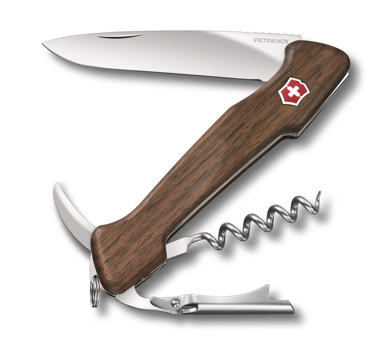 Das Bild zeigt das Winemaster 130mm Nussbaumholz Taschenmesser mit mehreren ausgeklappten Funktionen. Der Griff besteht aus edlem Nussbaumholz und das Messer trägt das typische Victorinox-Logo.