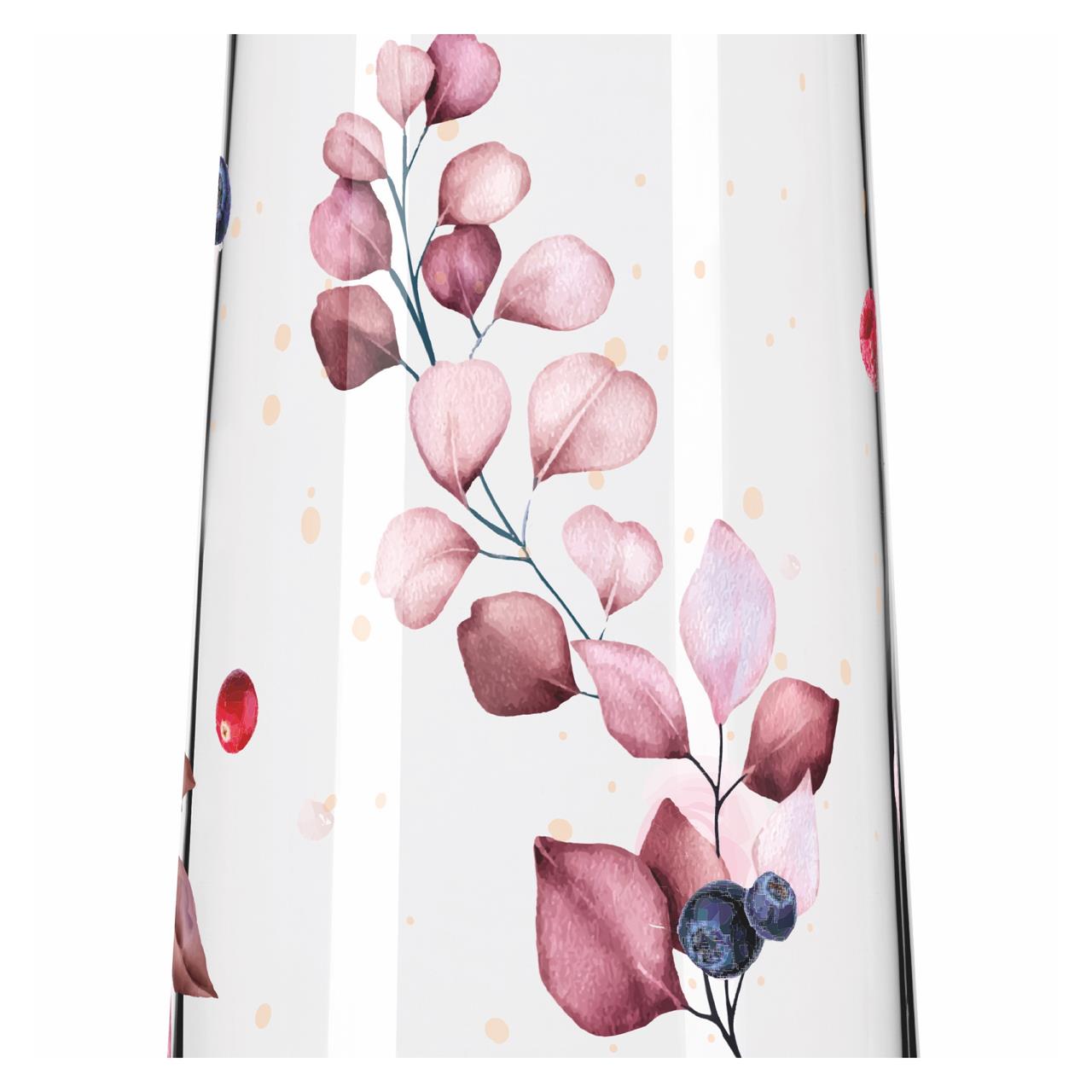 Das Bild zeigt ein Glas mit einem floralen Muster aus rosa Blättern und kleinen blauen Beeren. Der Hintergrund ist klar, und das Design wirkt frisch und elegant.