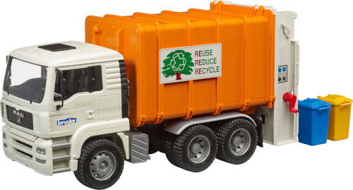 Auf dem Bild ist ein Müllwagen mit einem orangefarbenen Aufbau zu sehen. An der Seite steht "Reuse Reduce Recycle" und es stehen zwei Mülltonnen daneben.