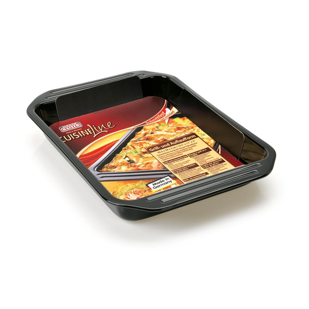 Die Abbildung zeigt eine schwarze Grill- und Auflaufform aus der Serie Cuisine Line mit den Maßen 39,5x28x5 cm. In der Form liegt eine farbige Produktbeschreibung mit einem Bild von überbackenen Speisen.