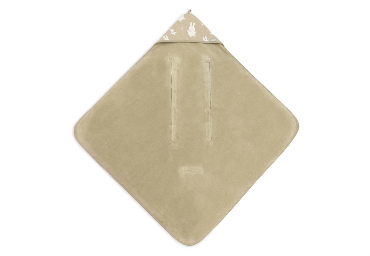 Die Einschlagdecke für die Babyschale "Miffy Snuffy" ist in Olivgrün gehalten. Sie hat eine Kapuze mit niedlichen Miffy-Motiven und praktische Schlitze für die Gurte der Babyschale.