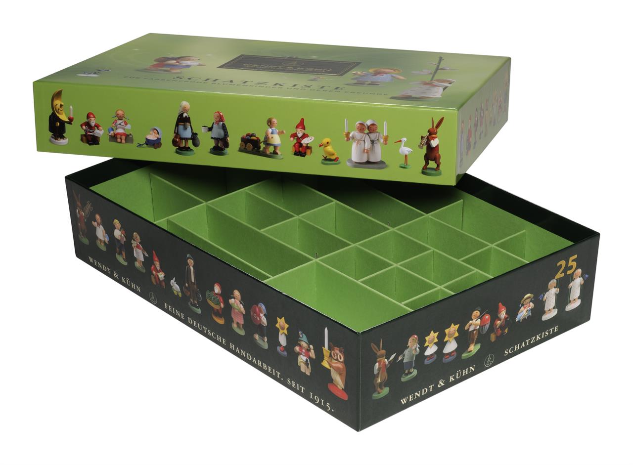 Die Abbildung zeigt eine grüne Aufbewahrungsbox mit verschiedenen Fächern im Inneren. Auf der Außenseite der Box sind bunte Figuren aus der Serie "Schatzkiste für Blumenkinder und deren Freunde" von Wendt & Kühn abgebildet.