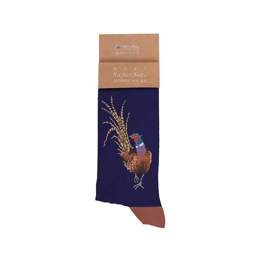 Das Bild zeigt den Pheasant Men's Sock - Ready For My Close Up. Es handelt sich um eine Herrensocke mit Fasanenmotiv.