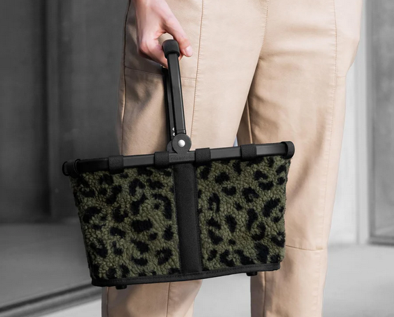 Carrybag XS Teddy Leo olive ist eine kompakte Einkaufstasche mit weichem Stoff und einem trendigen Muster. Diese Tasche verbindet Stil mit Funktionalität.