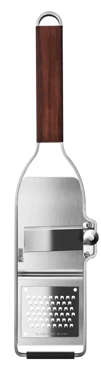 Das Bild zeigt ein Küchengerät mit Holzgriff und Metallschneidefläche. Es handelt sich um das Produkt „Trüffel Tool 2 in 1 - Master“ zum Hobeln und Reiben von Trüffeln.