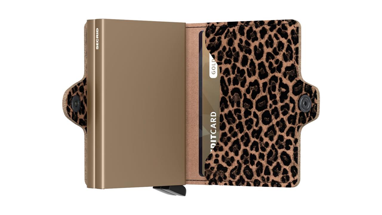 Das Bild zeigt das Produkt "Twinwallet Leo Beige", ein Portemonnaie in Beige mit einem Leopardenmuster auf der Innenseite. Es ist geöffnet und ein Kreditkartenfach ist sichtbar.