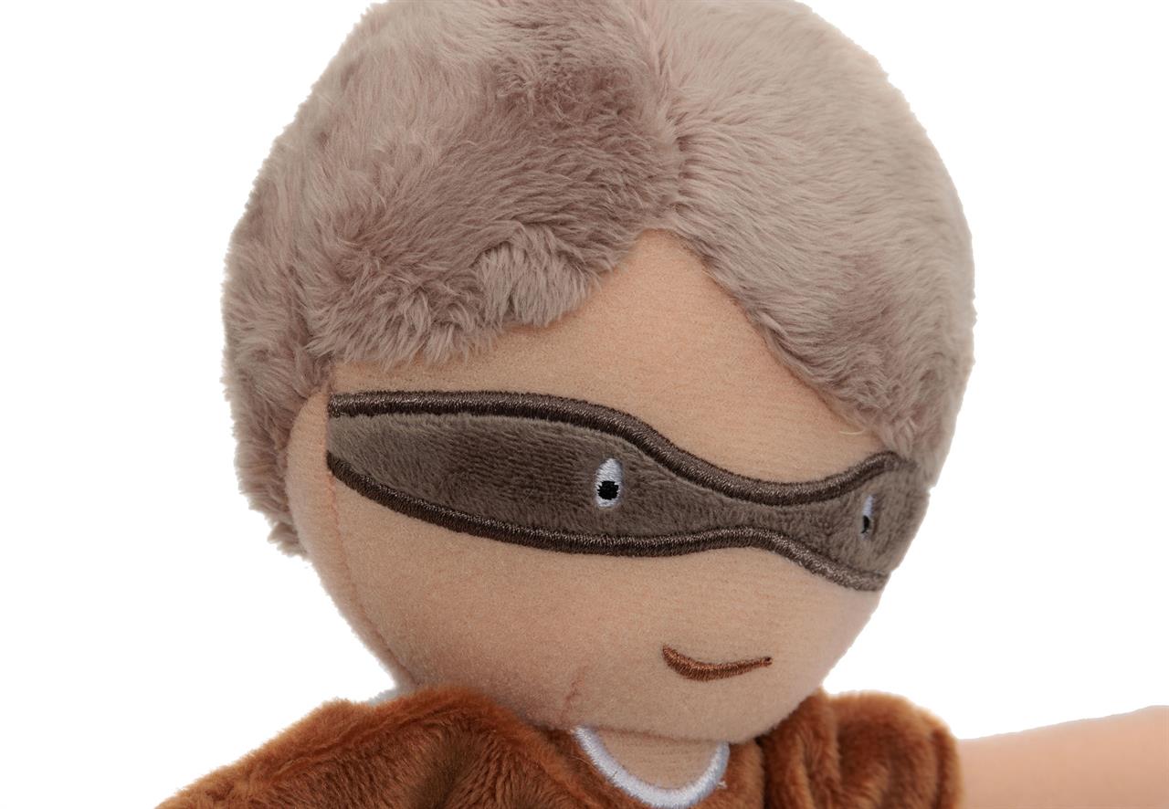 Auf dem Bild ist das Kuscheltier „Superhero - Dave“ zu sehen. Es hat braune Haare und trägt eine bestickte Superheldenmaske.