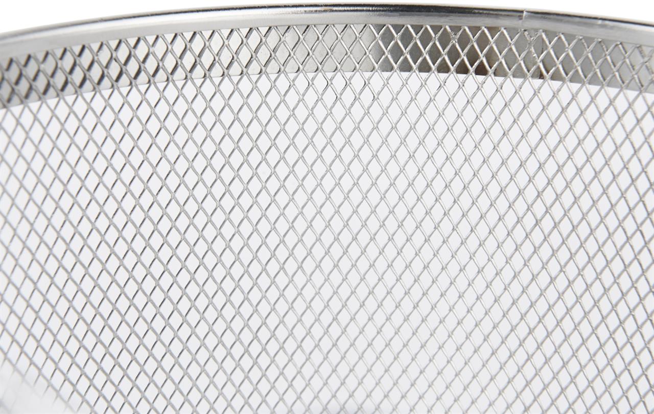 Das Bild zeigt ein feines, metallisches Sieb mit einem Gittermuster. Es ist Teil des Spargel- und Pastatopfes mit 16 cm Durchmesser.