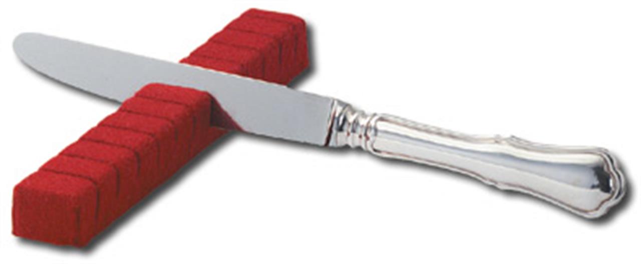 Auf dem Bild ist ein weinroter Besteckhalter für 12 Messer zu sehen. Ein Messer liegt quer auf dem Halter.