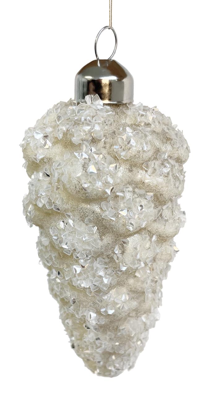 Das Bild zeigt eine gläserne Weihnachtsbaumkugel in Form eines Kiefernzapfens, die in zuckerweißem Glitzer gehalten ist. Der Anhänger ist etwa 14 cm groß und funkelt schön im Licht.