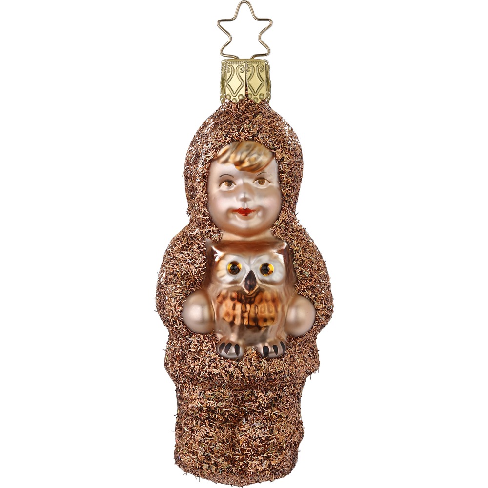 Auf dem Bild ist eine Weihnachtsbaumkugel in Form eines Kindes mit einer Eule in den Armen zu sehen. Die Figur ist etwa 10,5 cm groß und heißt "Kluger Freund, Waldweihnacht".