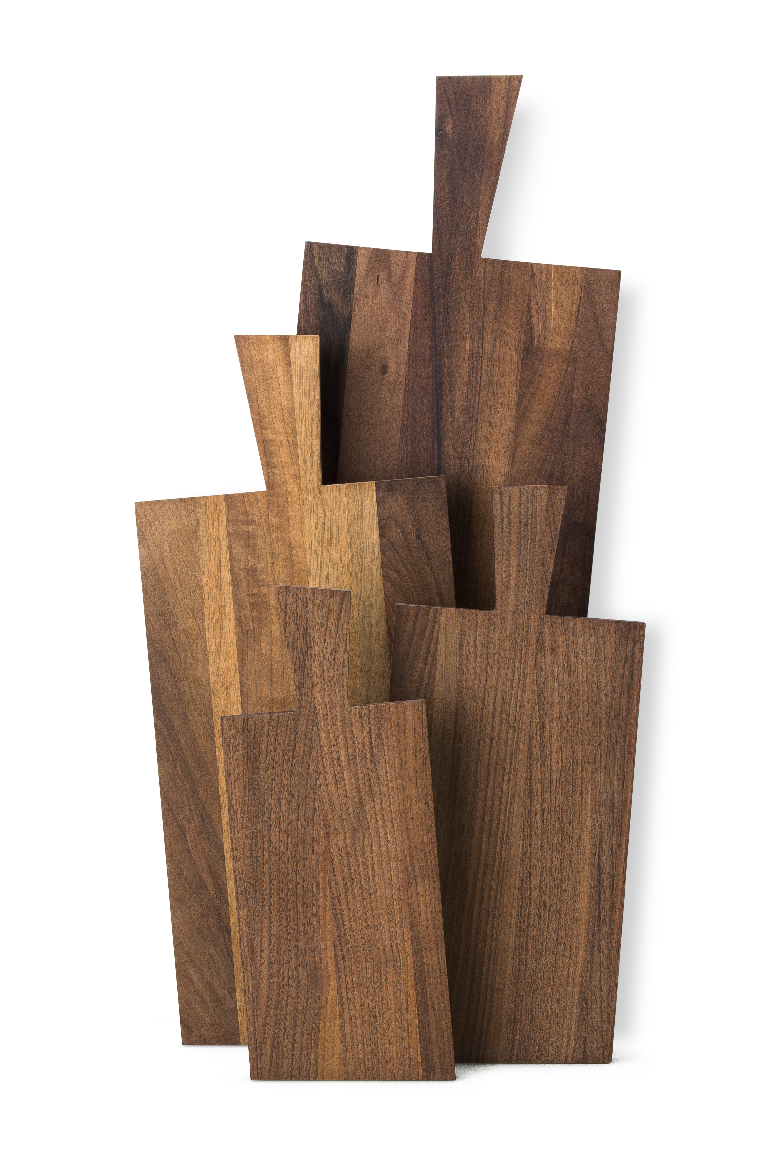 Auf dem Bild sind vier unterschiedlich große Schneidebretter aus Holz zu sehen. Sie stehen aufrecht nebeneinander und überlappen sich leicht.