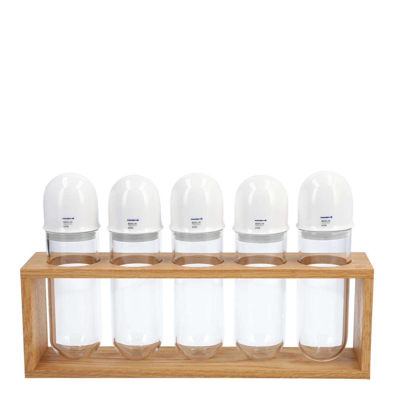 Das Bild zeigt das Produkt "LAB Gewürzregal" mit fünf Gewürzbehältern in einem Holzgestell. Die Behälter haben weiße Deckel und sind in einer Reihe angeordnet.