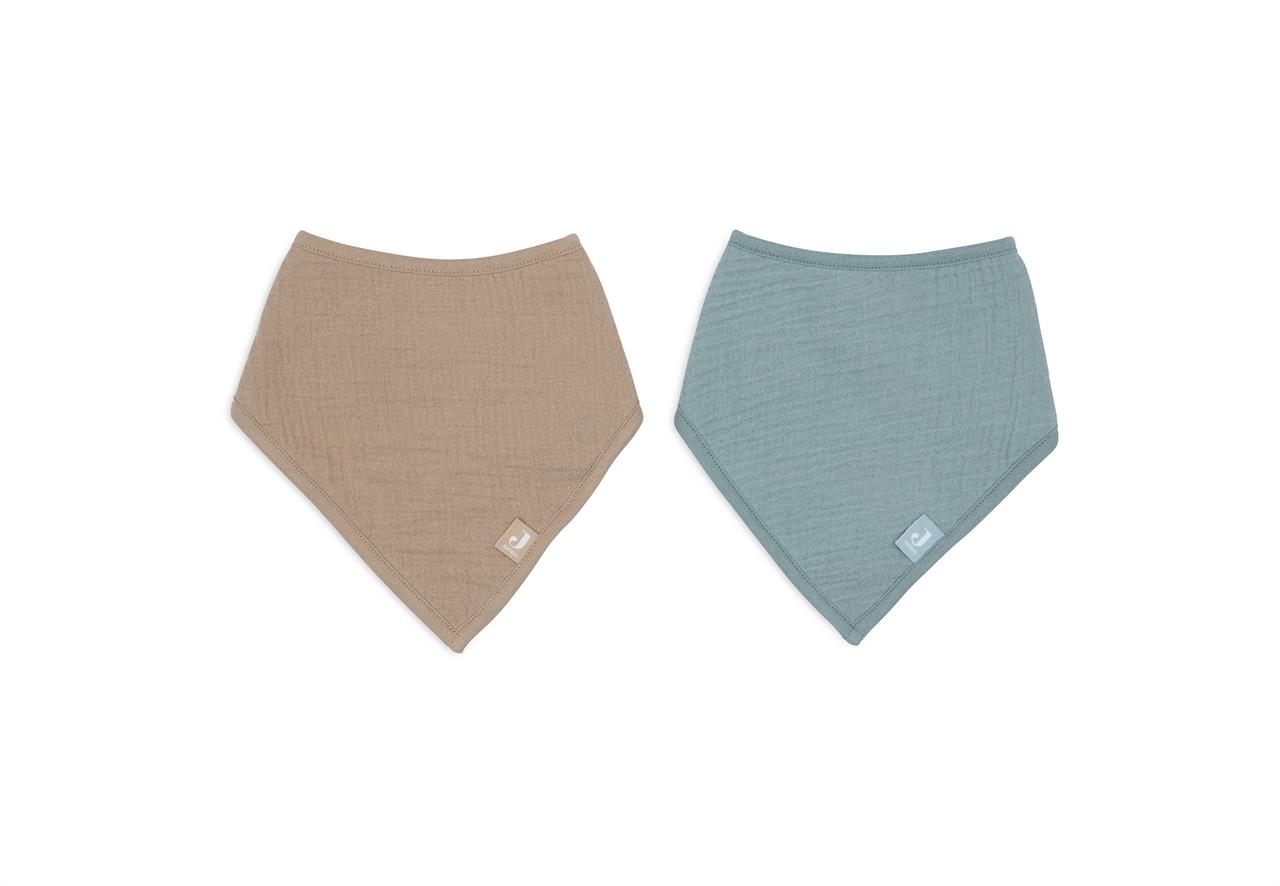 Auf dem Bild sind zwei Bandana-Lätzchen zu sehen, eines in der Farbe Biscuit und eines in Sea Green. Beide Lätzchen haben eine dreieckige Form und ein kleines Etikett unten.
