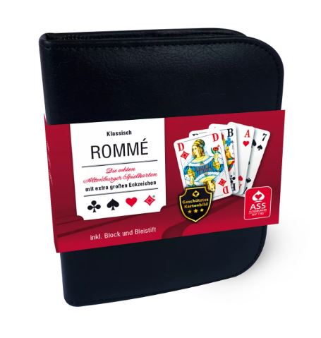 Das Bild zeigt ein Rommé-Spiel im schwarzen Lederetui mit extra großen Eckzeichen auf den französischen Spielkarten. Auf der Verpackung sind einige Spielkarten sowie der Hinweis auf Block und Bleistift abgebildet.