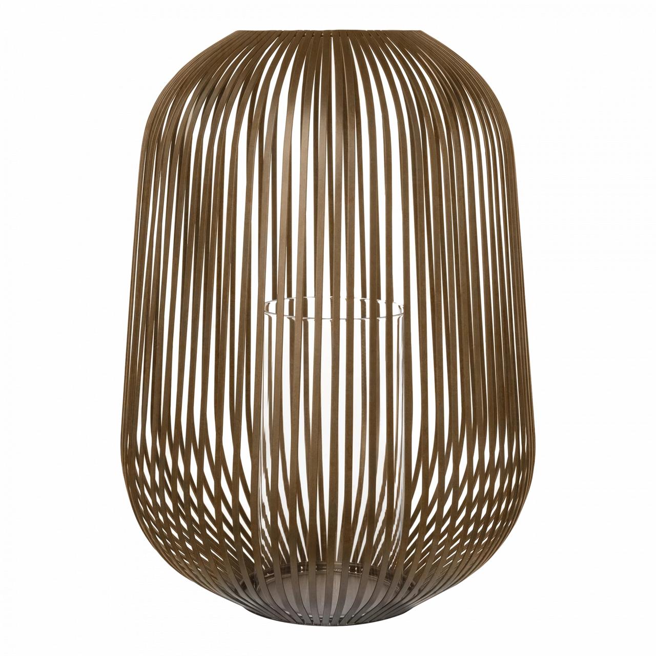 Die Laterne "LITO" im Rost-Look hat ein modernes, offenes Design mit vertikalen Metallstreben. Sie eignet sich perfekt als dekorativer Lichtakzent für drinnen oder draußen.